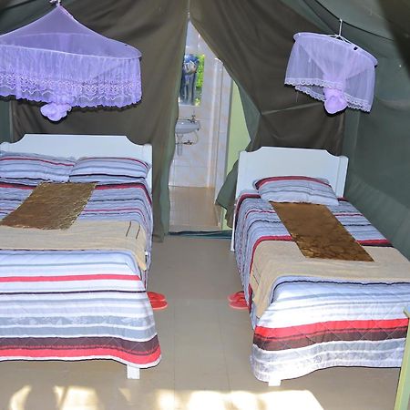 Rhino Tourist Camp Hotell Ololaimutiek Exteriör bild