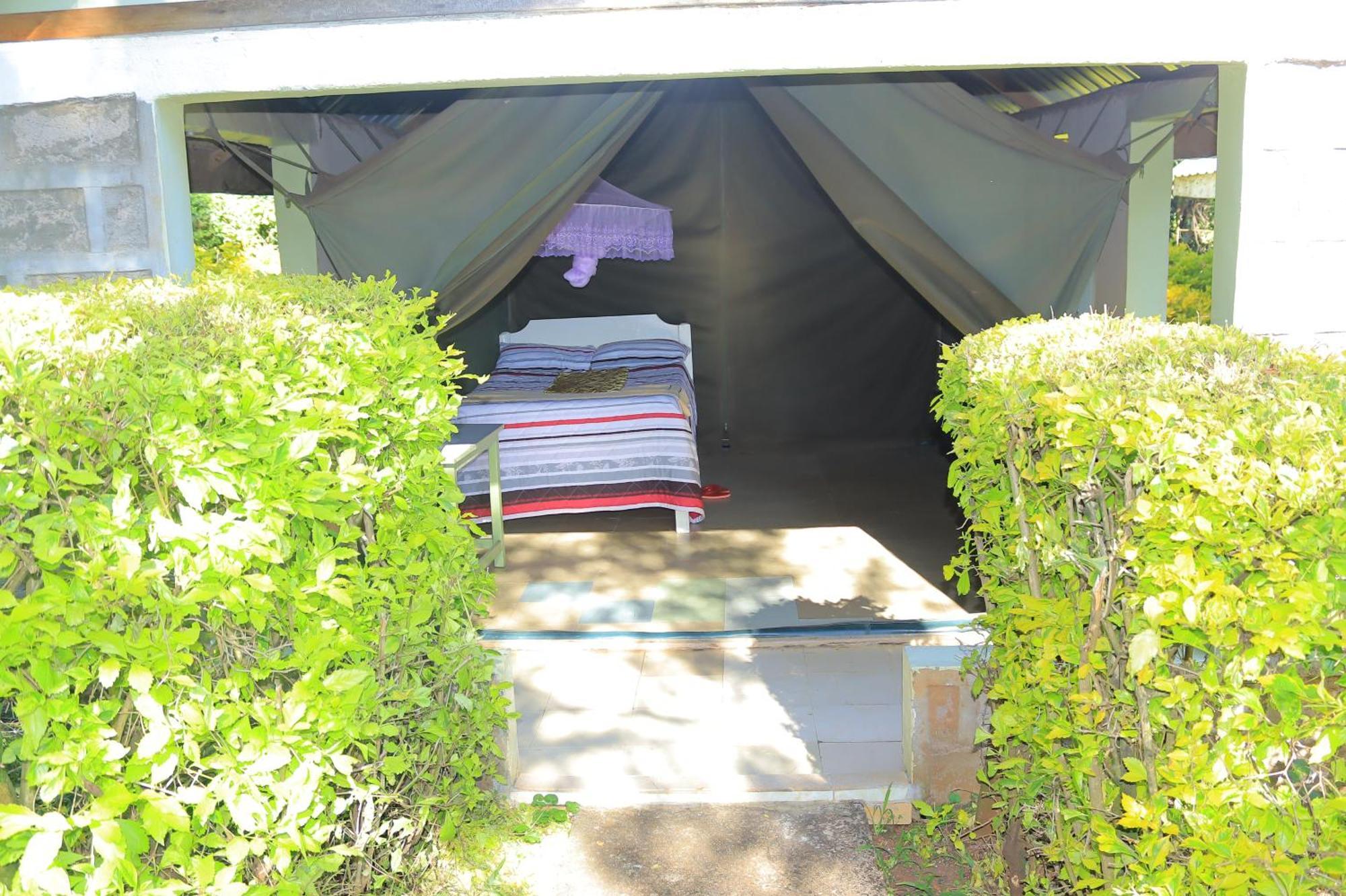Rhino Tourist Camp Hotell Ololaimutiek Exteriör bild