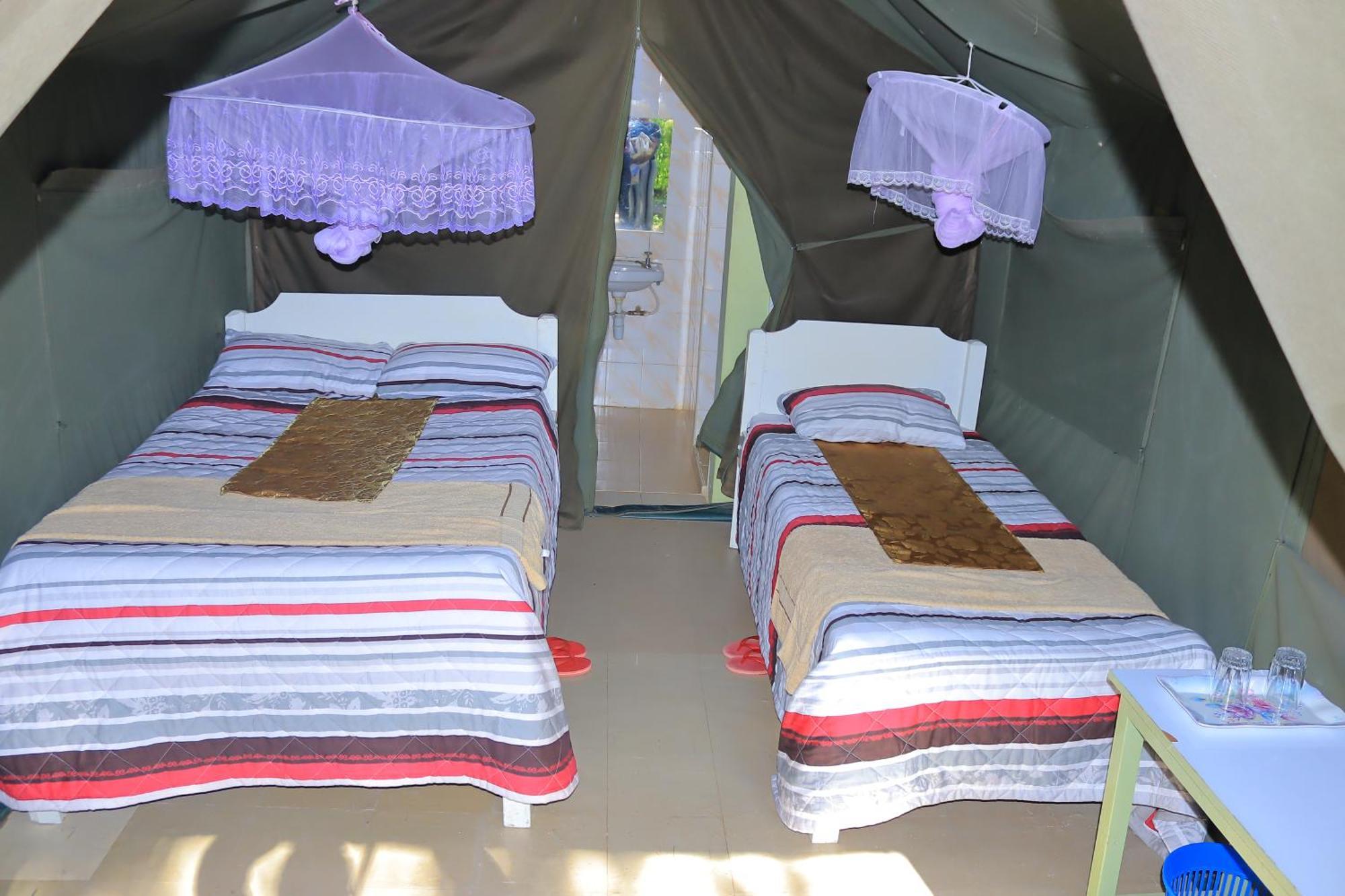 Rhino Tourist Camp Hotell Ololaimutiek Exteriör bild