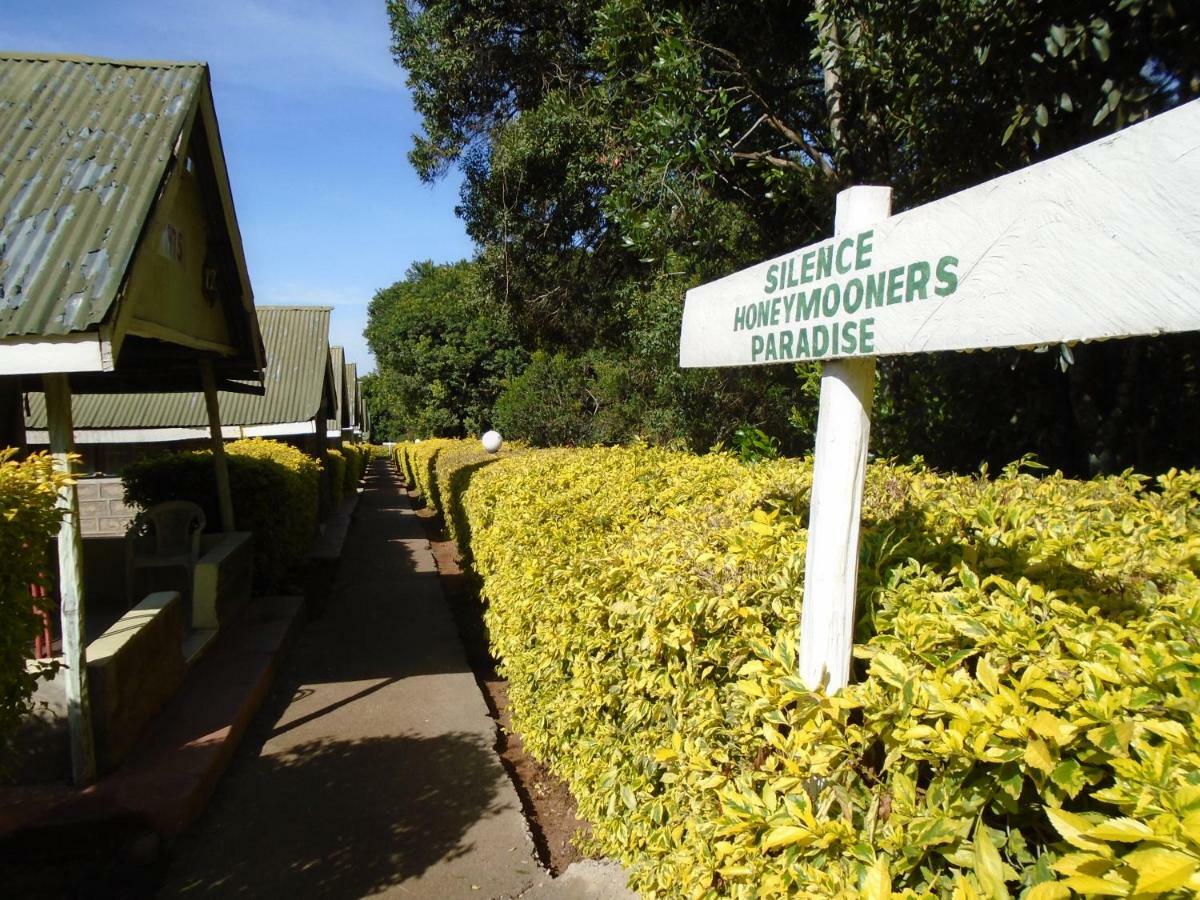Rhino Tourist Camp Hotell Ololaimutiek Exteriör bild