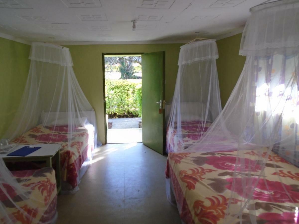 Rhino Tourist Camp Hotell Ololaimutiek Exteriör bild